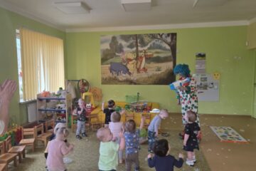 Atklātā nodarbība 4.grupa “Cālītis”, “Krāsainās bumbas un klauna ciemošanās” 10