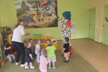 Atklātā nodarbība 4.grupa “Cālītis”, “Krāsainās bumbas un klauna ciemošanās” 49