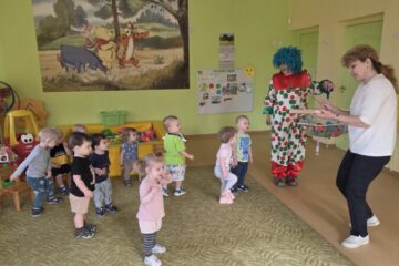 Atklātā nodarbība 4.grupa “Cālītis”, “Krāsainās bumbas un klauna ciemošanās” 42