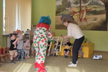 Atklātā nodarbība 4.grupa “Cālītis”, “Krāsainās bumbas un klauna ciemošanās” 55