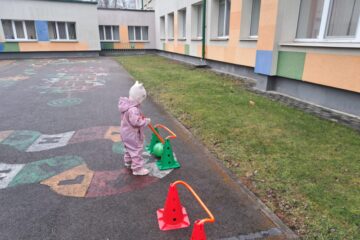 Āra sporta aktivitātes mazuļiem. 2.grupa “Ezītis” 44