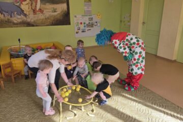 Atklātā nodarbība 4.grupa “Cālītis”, “Krāsainās bumbas un klauna ciemošanās” 47