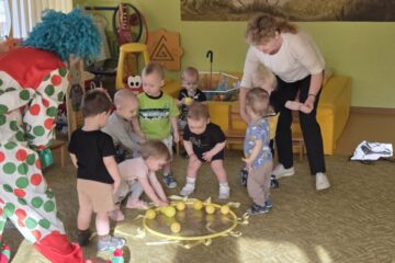 Atklātā nodarbība 4.grupa “Cālītis”, “Krāsainās bumbas un klauna ciemošanās” 30