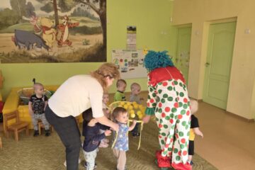 Atklātā nodarbība 4.grupa “Cālītis”, “Krāsainās bumbas un klauna ciemošanās” 52