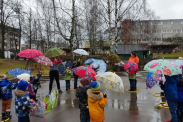 Latvijas Veselības nedēļa 2021. Vingrinājumi ar lietussargiem 18