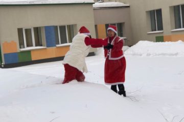 Pa sniegu Ziemassvētku vecītis nāk 10