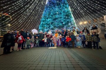 Svētku svinēšana Ziemassvētku tramvajā 13
