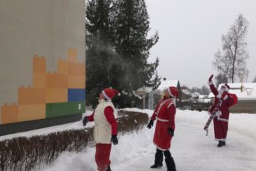 Pa sniegu Ziemassvētku vecītis nāk 11