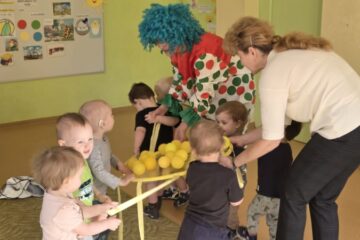 Atklātā nodarbība 4.grupa “Cālītis”, “Krāsainās bumbas un klauna ciemošanās” 13