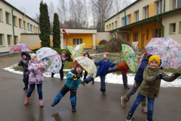 Latvijas Veselības nedēļa 2021. Vingrinājumi ar lietussargiem 5