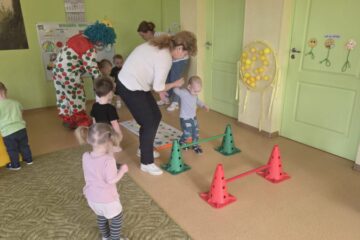 Atklātā nodarbība 4.grupa “Cālītis”, “Krāsainās bumbas un klauna ciemošanās” 48