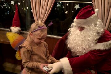 Svētku svinēšana Ziemassvētku tramvajā 10