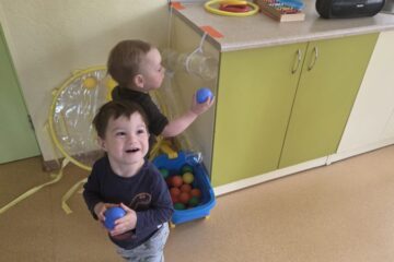 Atklātā nodarbība 4.grupa “Cālītis”, “Krāsainās bumbas un klauna ciemošanās” 32