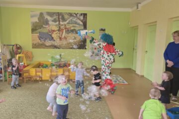 Atklātā nodarbība 4.grupa “Cālītis”, “Krāsainās bumbas un klauna ciemošanās” 8